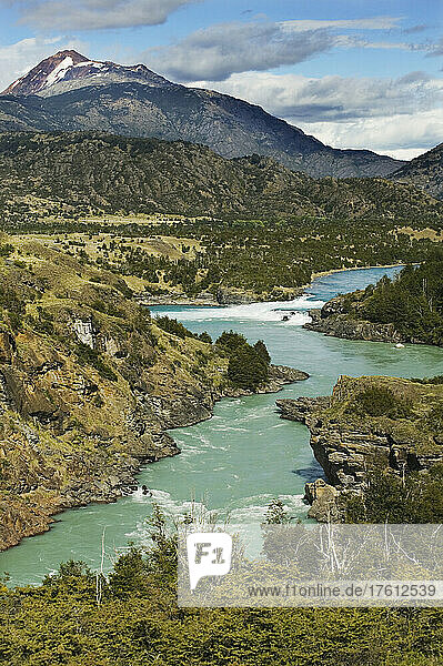 Der Rio Baker fließt durch eine zerklüftete patagonische Landschaft  Chile; Der Rio Baker  Patagonien  Chile.