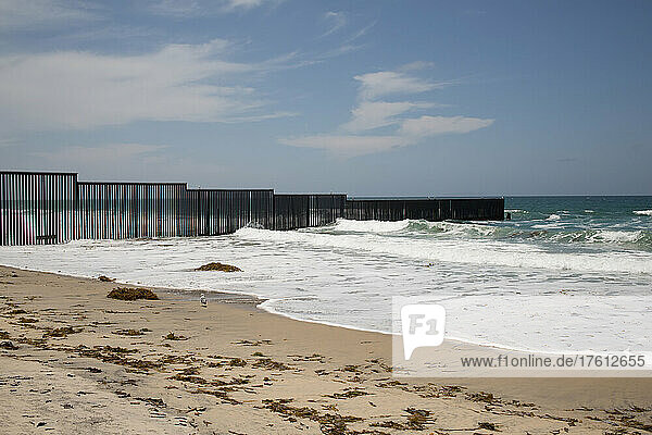 Ein Zaun markiert die Grenze zwischen den Vereinigten Staaten und Mexiko  wo sie auf den Pazifischen Ozean trifft.