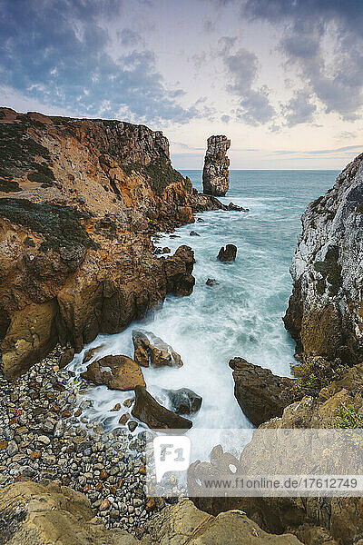 Papoa  Felsformation und die Gezeiten  die über das felsige Ufer an der Atlantikküste rauschen; Peniche  Oeste  Portugal