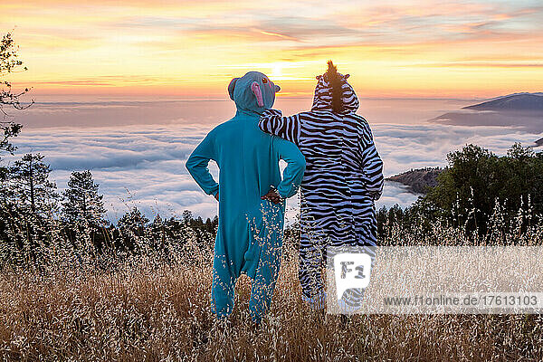 Ein Paar in einem Tierbodyslip beobachtet die Wolken über Big Sur  Kalifornien  USA.