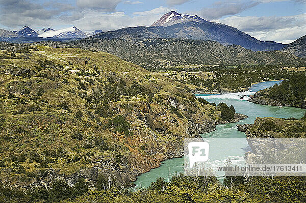 Der Rio Baker fließt durch eine zerklüftete patagonische Landschaft  Chile; Der Rio Baker  Patagonien  Chile.