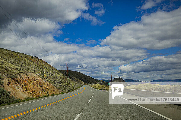 Autobahn durch die bergige Landschaft im kanadischen Landesinneren von Surrey in Richtung Norden nach Likely  BC  Kanada; British Columbia  Kanada