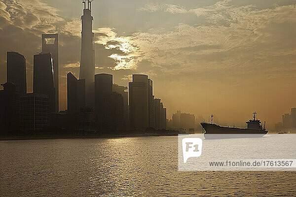 Frühmorgendliches Sonnenlicht auf dem Huangpu-Fluss  mit Pudong im Hintergrund  vom Bund in Shanghai  China  aus gesehen; Shanghai  China