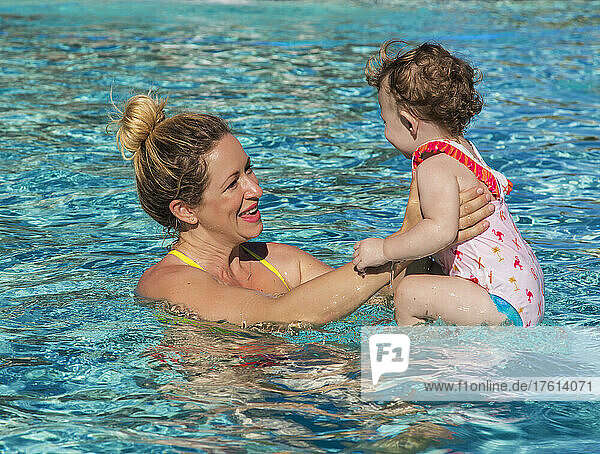 Eine Mutter spielt mit ihrer kleinen Tochter in einem Schwimmbad im Ka'anapali Beach Resort; Ka'anapali  Maui  Hawaii  Vereinigte Staaten von Amerika