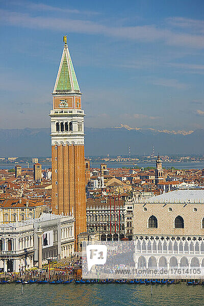 Dogenpalast und Campanile di San Marco (Glockenturm)  ein von Touristen überfüllter Bereich; Venedig  Italien