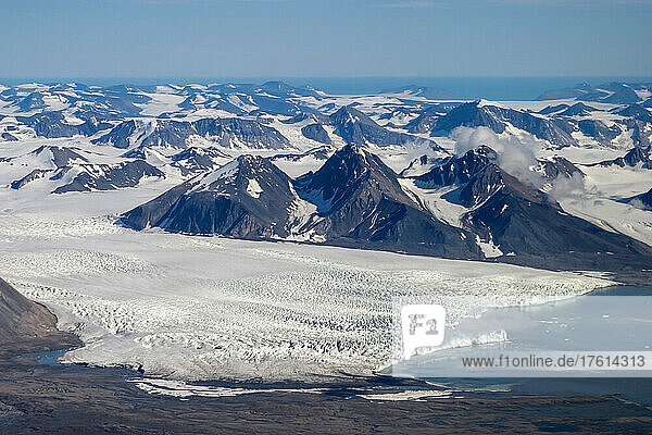 Luftaufnahme von Gezeitengletscher und Fjord  Spitzbergen  Svalbard  Norwegen.