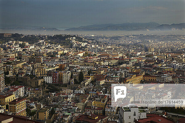 Blick auf Neapel am frühen Morgen vom Castel Sant'Elmo  Italien; Neapel  Italien.