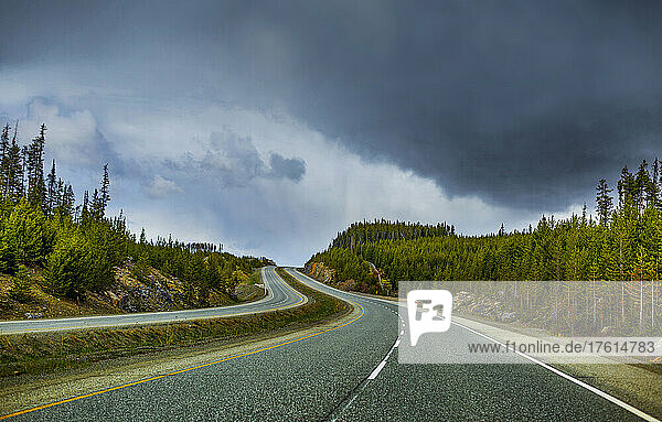 Gewitterwolken bilden sich über dem Highway 97C zwischen Merritt und Kelowna  BC  Kanada; British Columbia  Kanada