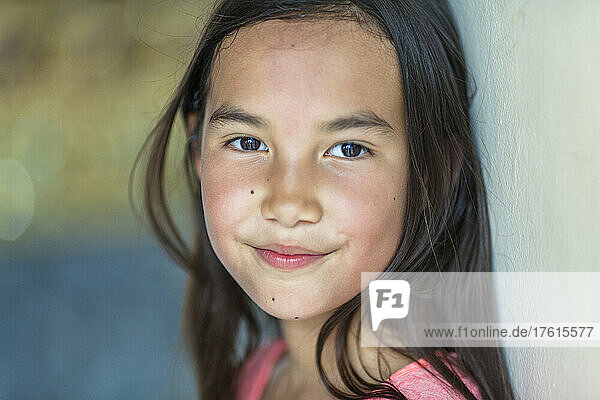 Porträt eines jungen Mädchens mit langen brünetten Haaren und braunen Augen; Bangkok  Thailand