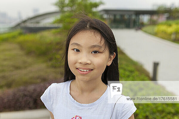 Porträt eines Mädchens im Freien; Hongkong  China