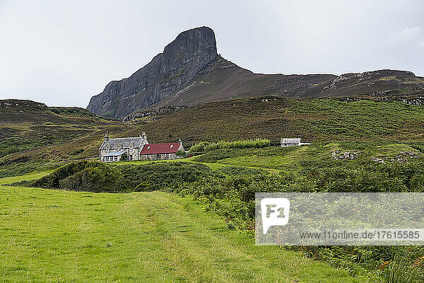 An Sgurr  das Ergebnis eines Vulkanausbruchs  ist der höchste Punkt auf der Isle of Eigg  Schottland; Isle of Eigg  Schottland