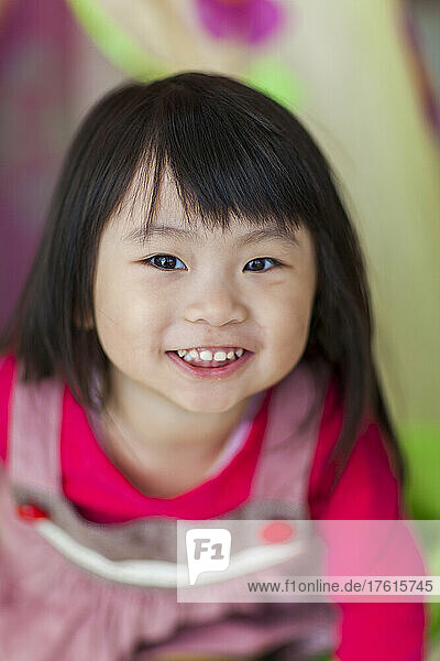 Porträt eines Mädchens im Kleinkindalter; Hongkong  China