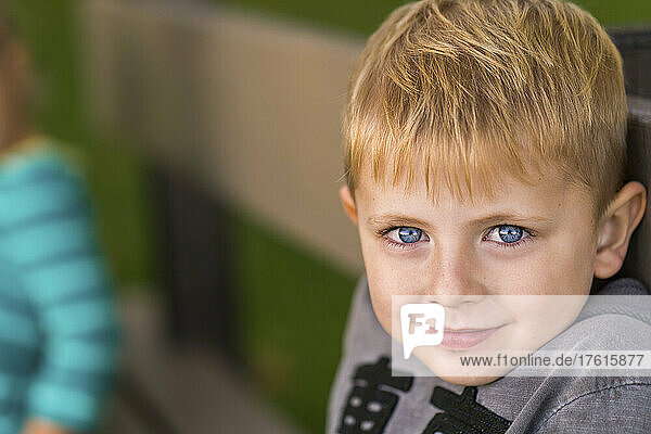 Nahaufnahme eines kleinen Jungen mit blauen Augen und blondem Haar; Toronto  Ontario  Kanada