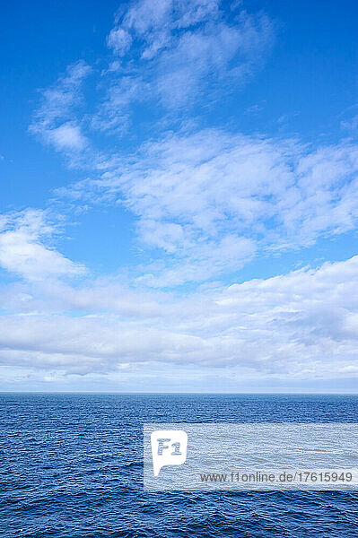 Weites blaues Meer mit Wolken am blauen Himmel; Dänemark