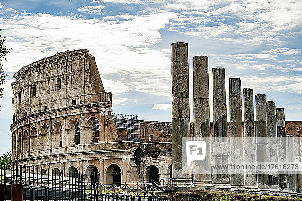 Kolosseum  Ruinen des antiken Amphitheaters in Rom  Italien; Rom  Italien
