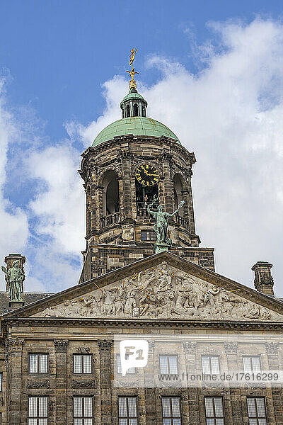 Glockenturm des Königlichen Palastes (Koninklijk Paleis) in Amsterdam; Amsterdam  Nordholland  Niederlande