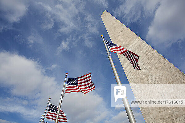 Stars and Stripes neben dem Washington Monument  Washington DC  USA; Washington DC  Vereinigte Staaten von Amerika