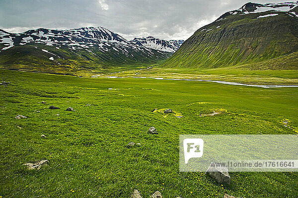 Landschaft in Trollaskagi  in der Nähe von Siglufjordur  entlang der Route 82 in Richtung Olafsfjordur; Island
