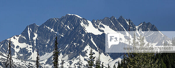 Schroffe Rocky Mountains am Rogers Pass  Glacier National Park; British Columbia  Kanada