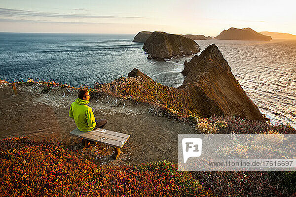Ein Wanderer betrachtet den Sonnenuntergang vom Inspiration Point aus.