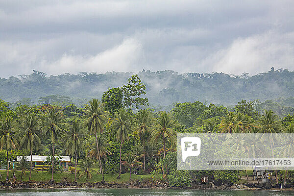 Dschungel- und Küstendorf Siboma mit Hütten auf Stelzen auf der Insel Lababia  Huon-Golf; Siboma  Provinz Morobe  Papua-Neuguinea