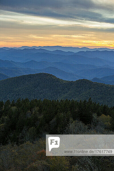 Die Bergkämme der Blue Ridge Mountains sind vom Cowee Mountain Overlook in North Carolina bei Sonnenuntergang zu sehen; North Carolina  Vereinigte Staaten von Amerika