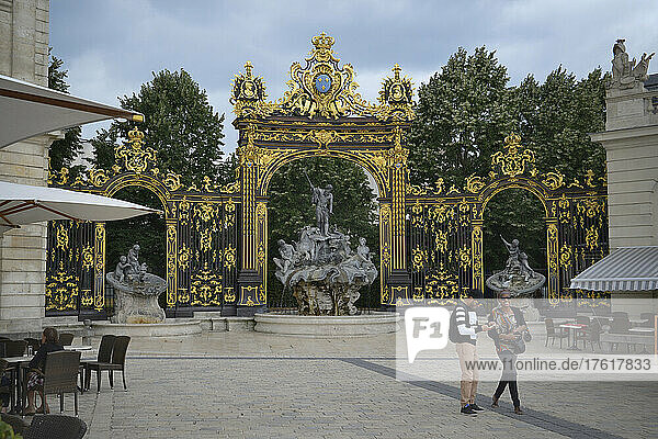 Fußgänger vor der Fontaine de Neptune am Place Stanislas in Nancy; Nancy  Grand Est  Frankreich