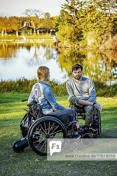 Junge Querschnittsgelähmte in ihren Rollstühlen besuchen gemeinsam einen Park an einem schönen Herbsttag; Edmonton  Alberta  Kanada