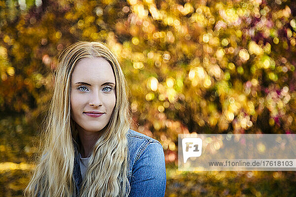 Eine junge querschnittsgelähmte Frau in einem Park an einem schönen Herbsttag; Edmonton  Alberta  Kanada