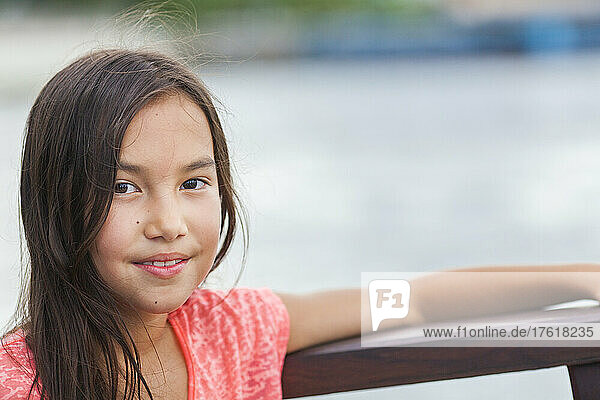 Porträt eines jungen Mädchens mit langen brünetten Haaren und braunen Augen; Bangkok  Thailand