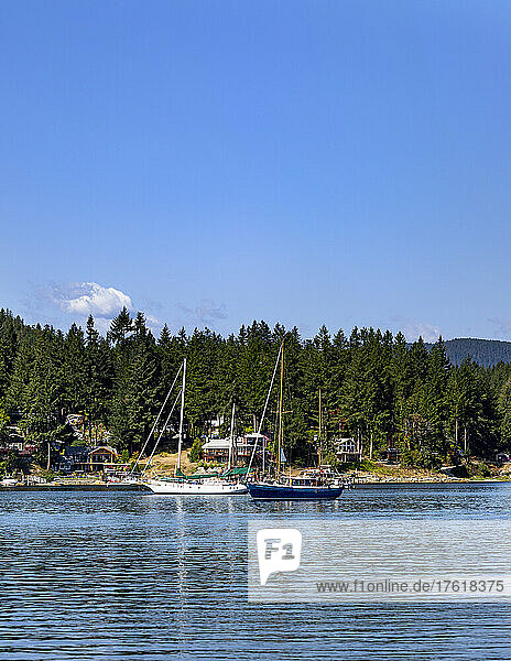 Segelboote vor Madeira Park in Pender Harbour an der Sunshine Coast von BC  Kanada; British Columbia  Kanada