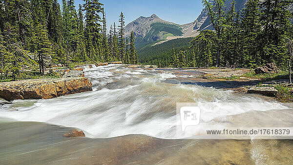 Wasser  das über die Giant Steps am Paradise Creek  Banff National Park  Alberta  Kanada  stürzt