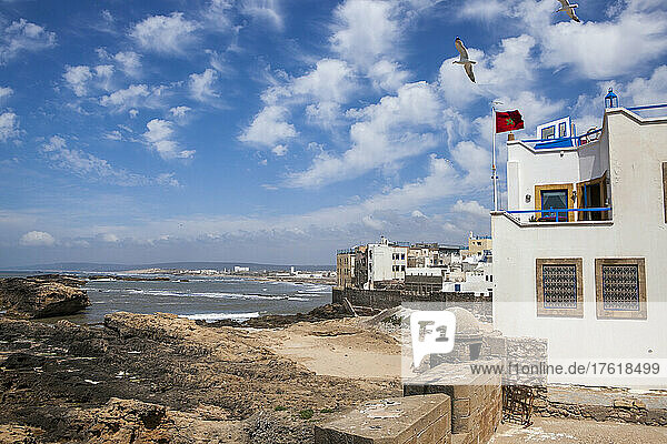 Blick auf den Atlantischen Ozean an der Küste von Essaouira - Marokkos Fischerstadt; Essaouira  Marokko