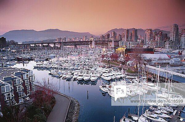 Jachthafen und Stadtbild in der Abenddämmerung  Vancouver  British Columbia  Kanada