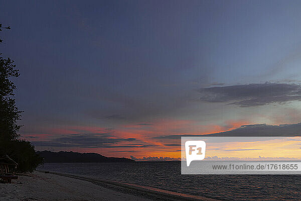 Glühender Horizont bei Sonnenuntergang über Wasser und Horizont; Gili Trawangan  Lombok  West Nusa Tenggara  Indonesien