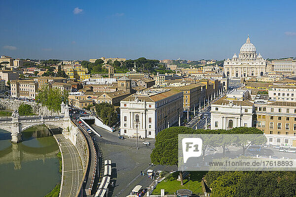 Überblick über die Vatikanstadt mit dem berühmten Petersdom im Hintergrund entlang des Tibers an der Brücke Ponte Vittorio Emanuele II; Rom  Latium  Italien
