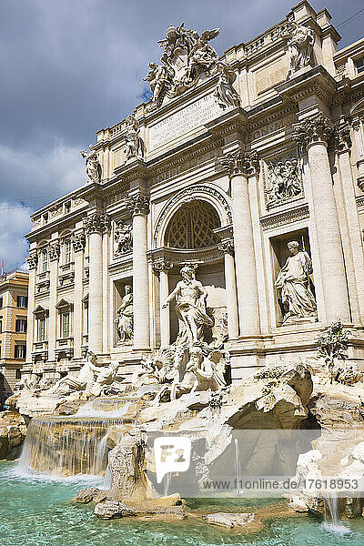 Der berühmte Trevi-Brunnen und der Palazzo Poli; Rom  Latium  Italien