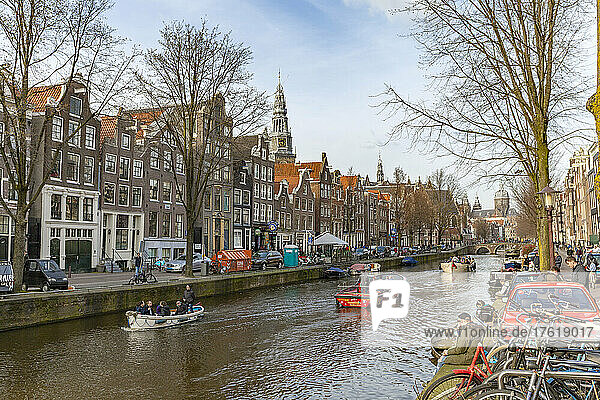 Boote auf der Gracht  Oudezijds Voorburgwal  mit dem Glockenturm der Oude Kerk (Alte Kirche) im Hintergrund  Amsterdam; Amsterdam  Nordholland  Niederlande