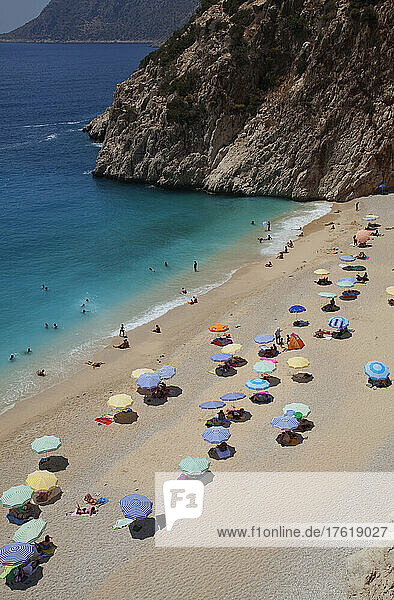 Touristen und Sonnenschirme am Strand von Kaputas  in der Nähe von Kas  Türkei Türkei