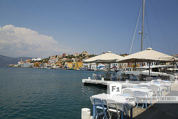 Sitzen am Wasser in einem Restaurant am Ufer  Insel Kastellorizo; Kastellorizo  Dodekanes  Griechenland