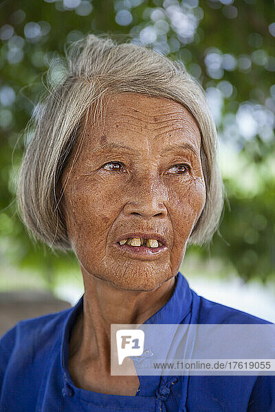 Porträt einer älteren Frau mit schiefen Zähnen in dem ländlichen Dorf Yiling  Nanning  Guangxi  China; Nanning  Guangxi  China