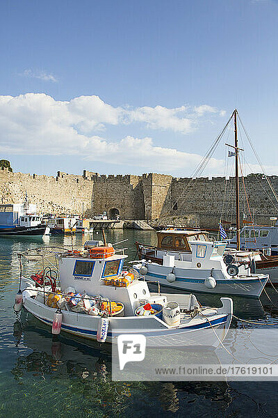 Fischerboote im Hafen von Kolona in der mittelalterlichen Stadt Rhodos  Griechenland; Rhodos  Dodekanes  Griechenland