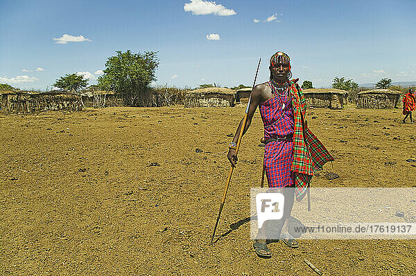 Massai-Krieger in einem Dorf in der Nähe des Sekenani-Tors im Maasai Mara National Reserve; Kenia