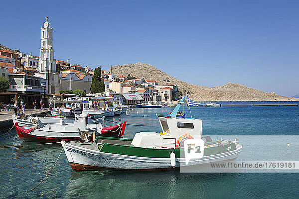 Vertäute Boote im Hafen von Emporio; Emporio  Halki  Dodekanes  Griechenland