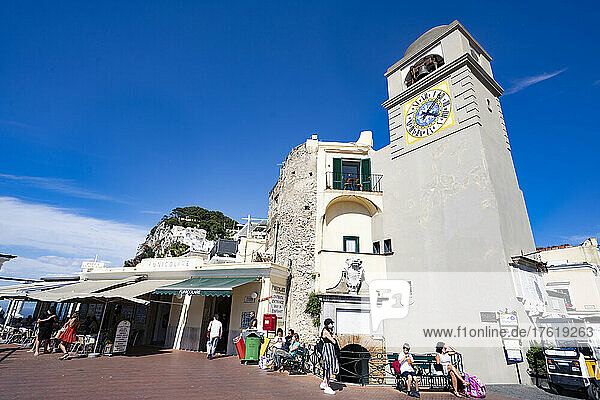 Uhrenturm und Fußgänger an einem sonnigen Tag auf der Insel Capri; Capri  Neapel  Italien