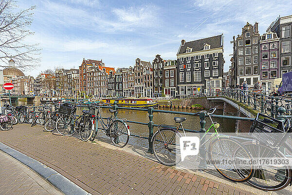 Fahrräder auf der Grachtenbrücke  Singel in Amsterdam; Amsterdam  Nordholland  Niederlande