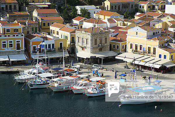 Boote im Hafen von Gialos auf der Insel Symi  Inselgruppe Dodekanes  Griechenland; Gialos  Symi  Dodekanes  Griechenland