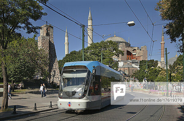 Straßenbahn vor der Hagia Sophia Moschee in Istanbul  Türkei; Istanbul  Türkei
