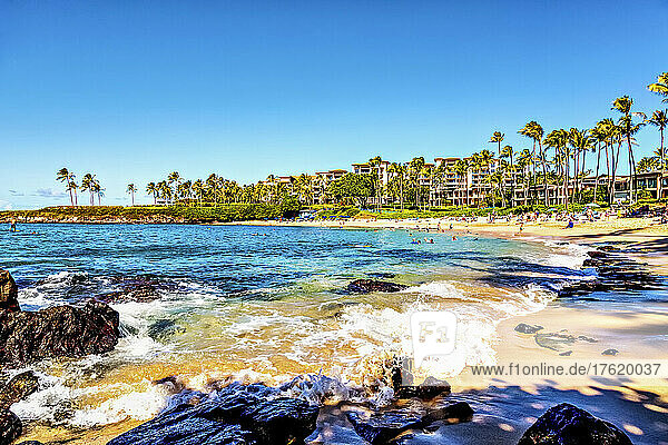 Touristen am Kapalua Beach  Schnorcheln und Schwimmen  während sie die Schönheit der Kapalua Bay genießen; Kapalua  Maui  Hawaii  Vereinigte Staaten von Amerika