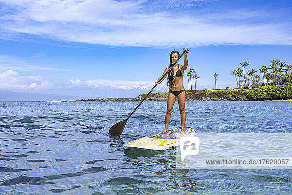Junge Frau auf einem Standup-Paddleboard in der Kapalua Bay  Maui  Hawaii  USA; Maui  Hawaii  Vereinigte Staaten von Amerika
